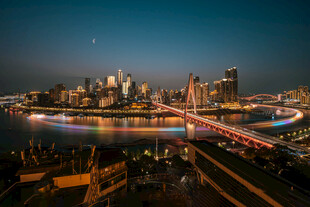 城市璀璨夜景与桥梁风光