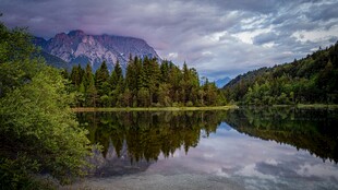 湖畔山林美景