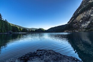 宁静山水间的美丽湖景
