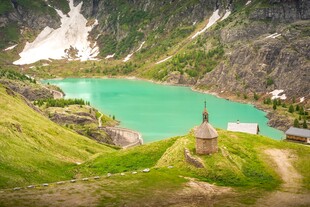 山间翠湖旁的古朴小屋
