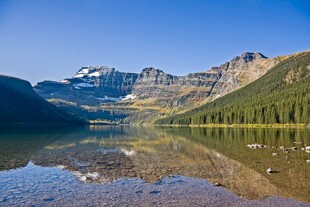 美丽山间湖泊风景图