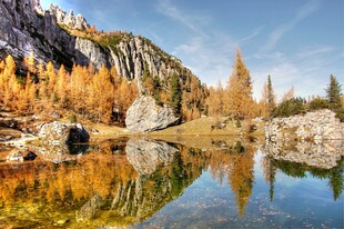 秋日山间静谧湖景