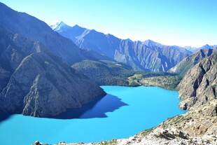高山环绕的湛蓝湖泊