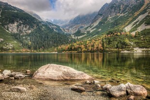 山间湖泊美景