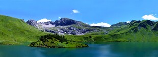 湖畔青山美景