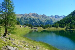 山间湖畔美景