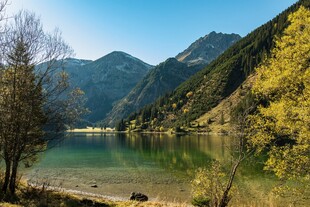 山间碧湖秋景