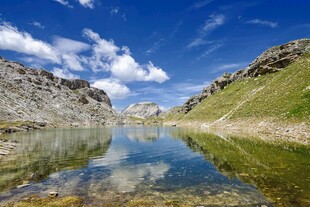 山间清澈湖泊美景