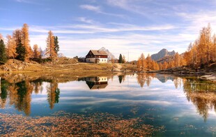 秋日湖畔美景