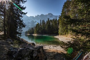 山间碧湖美景