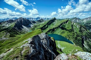 高山湖泊壮丽自然景观