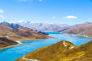高原蓝湖与壮丽雪山景观