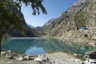 山间幽蓝湖水美景