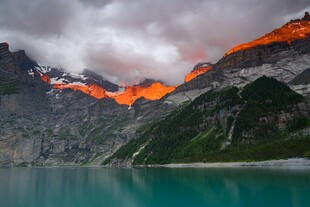 壮丽湖山的绚烂霞光