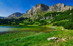 高山湖畔美景