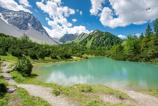 山间碧湖美景