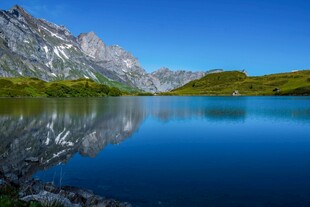宁静高山湖泊绝美风光