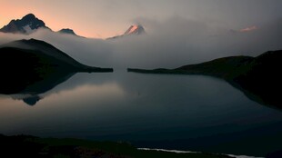 山间湖泊晨雾美景