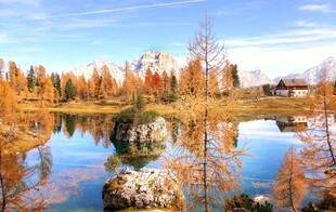 秋日湖畔美景