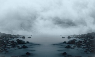 雾霭笼罩的山水景观