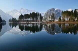宁静湖景与山峦倒影
