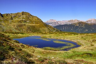 山间静谧蓝湖风景