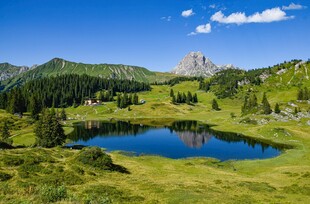 山间静谧湖泊美景