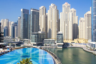 迪拜城市天际线与水域景观