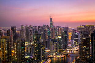 城市黄昏天际线璀璨夜景