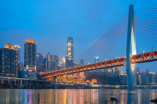 重庆夜景中的跨江大桥
