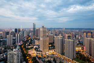 城市天际线黄昏美景