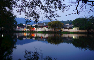 湖畔夜景倒映静谧水乡