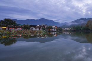 宁静湖畔的山水村落倒影