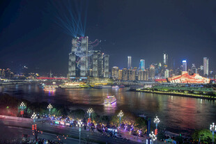 璀璨城市夜景河畔灯光秀