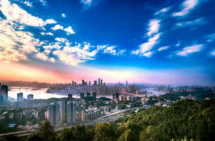 城市天际线与绚丽天空景观