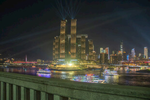 城市夜景中的璀璨灯火