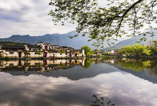 江南水乡宁静湖景倒影