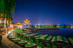 湖畔夜景中的多彩船只