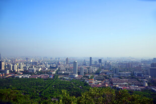 俯瞰城市与葱郁山林景观