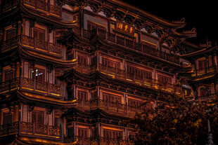 古楼夜景灯火璀璨映夜色