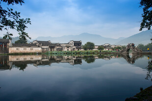 湖畔古景山水相映成趣