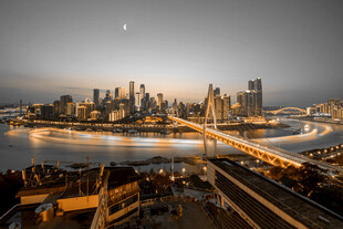 城市河畔夜景璀璨风光