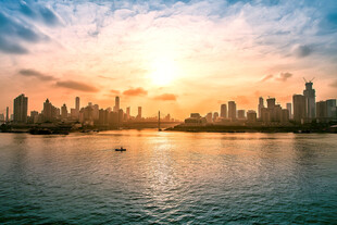 城市河畔日落美景