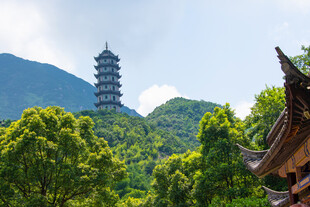 山林间古塔与中式建筑