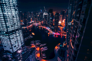 城市璀璨夜景俯瞰图