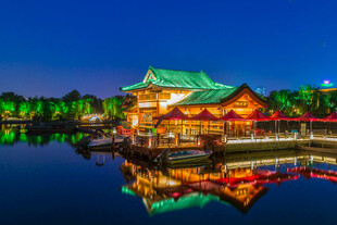 湖畔古建夜景璀璨迷人