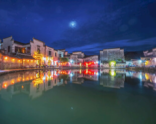 水乡夜景灯火倒映于湖面