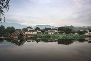 水乡古桥宁静如画风景