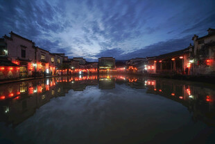 水乡夜景灯火倒映于河面