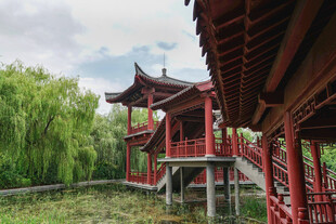 中式红亭伴垂柳美景